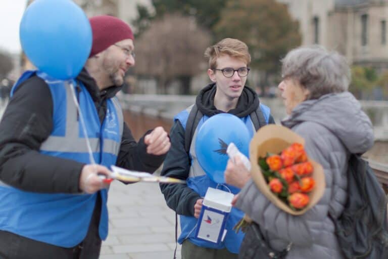 bénévole secour populaire avec dame agée
