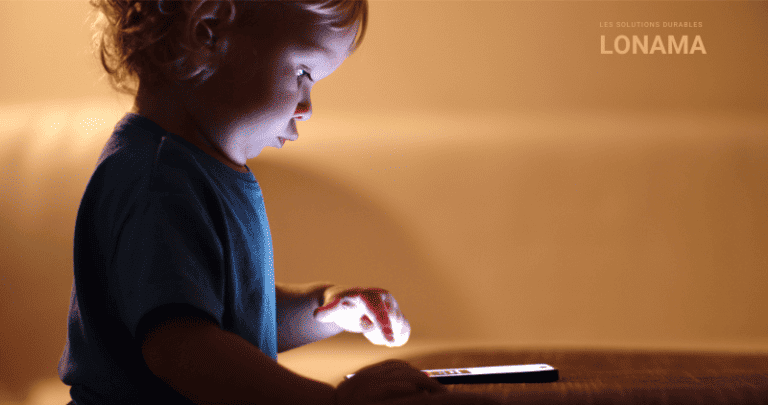 lumière bleu smarphone sur enfant en bas age