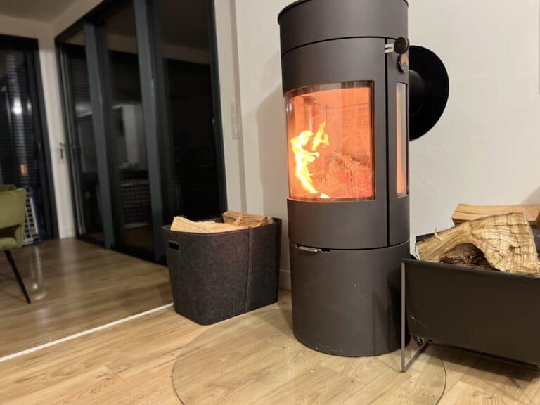 Installer un poêle à bois : l&rsquo;organisation optimale pour votre maison