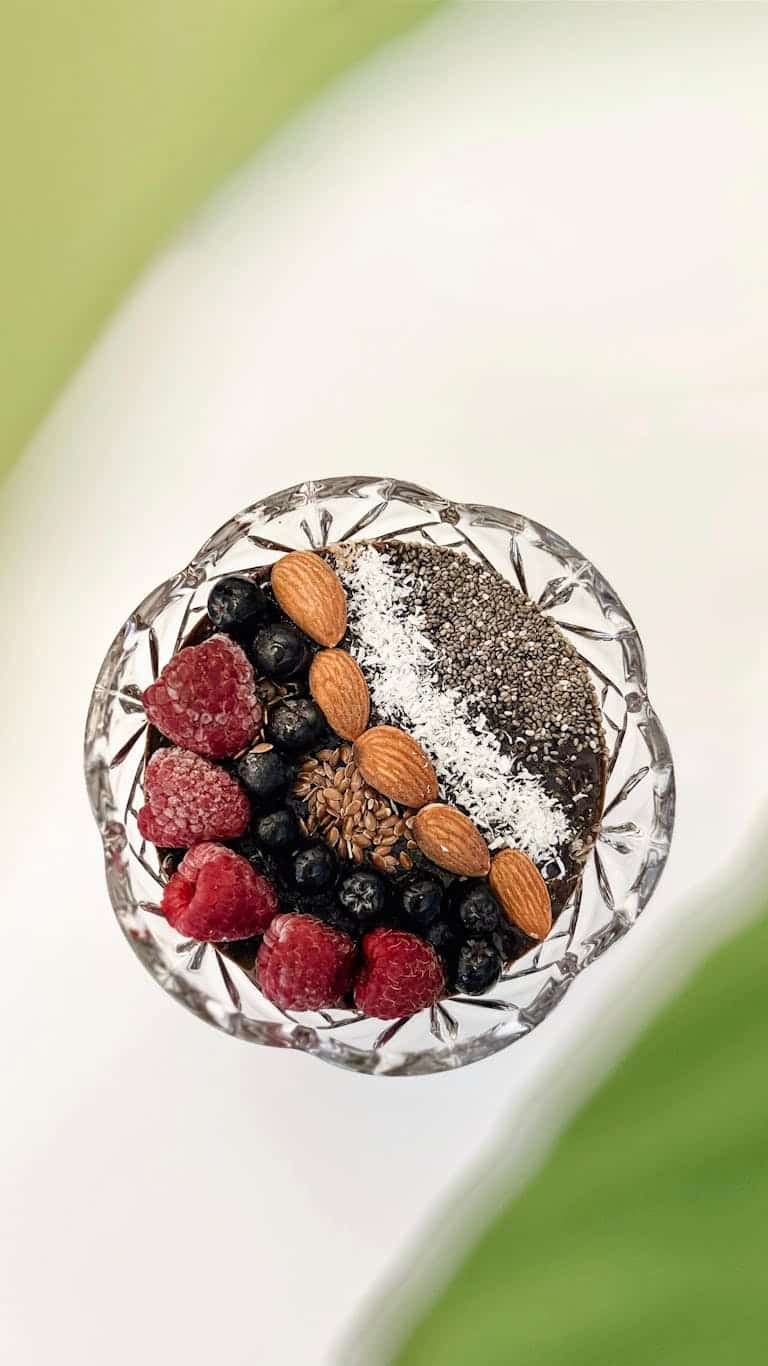 Vibrant smoothie bowl topped with fresh berries, nuts, and seeds for a nutritious meal.